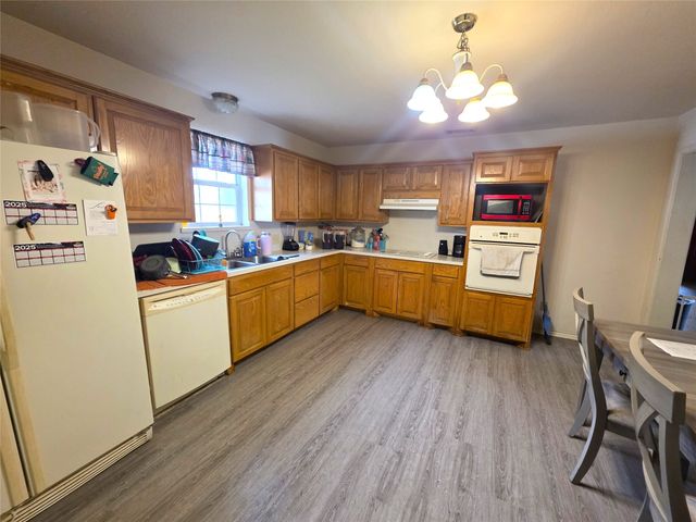 305 N Neches Street, Whitney, TX 76692