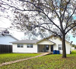 305 N Neches Street, Whitney, TX 76692