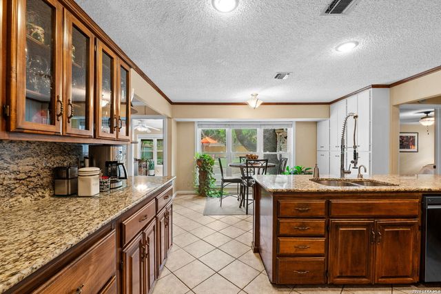 318 WHISPER WOOD LN, San Antonio, TX 78216