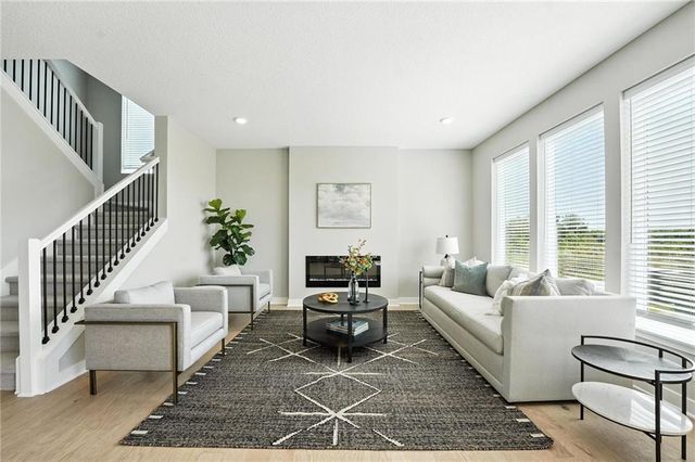 902 SW Bluebird Lane, Oak Grove, MO 64075