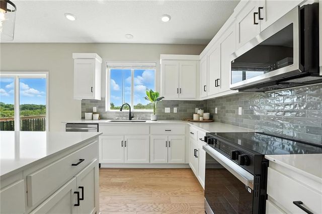 902 SW Bluebird Lane, Oak Grove, MO 64075