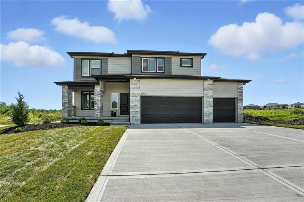 902 SW Bluebird Lane, Oak Grove, MO 64075