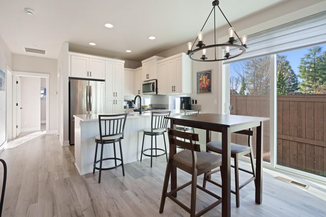 3859 NE Oakside Lp, Bend, OR 97701