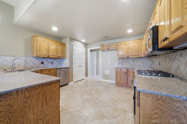 106 S 67th East Avenue, Broken Arrow, OK 74014