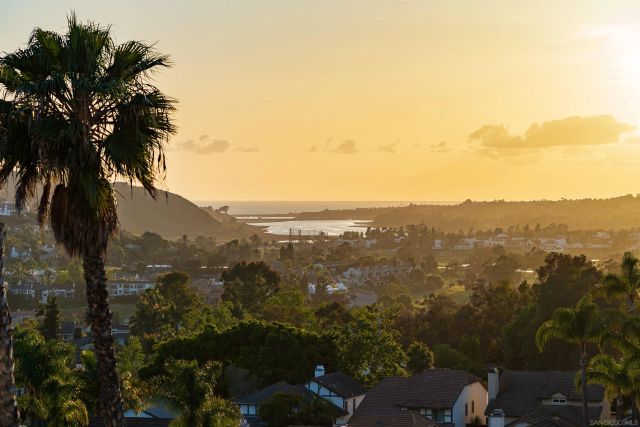 7402 Cadencia St, Carlsbad, CA 92009