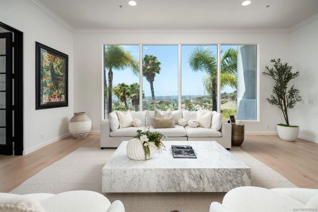 7402 Cadencia St, Carlsbad, CA 92009