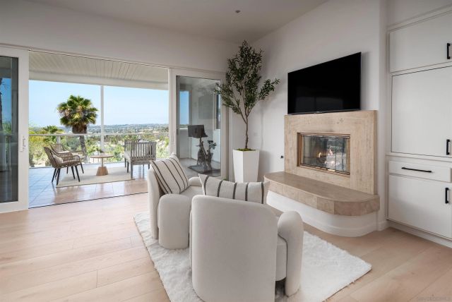7402 Cadencia St, Carlsbad, CA 92009