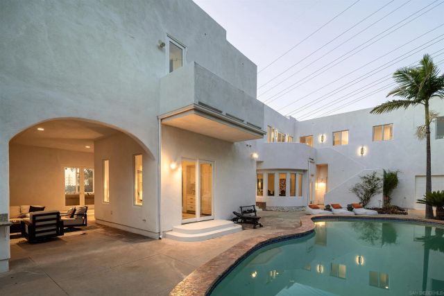 7402 Cadencia St, Carlsbad, CA 92009