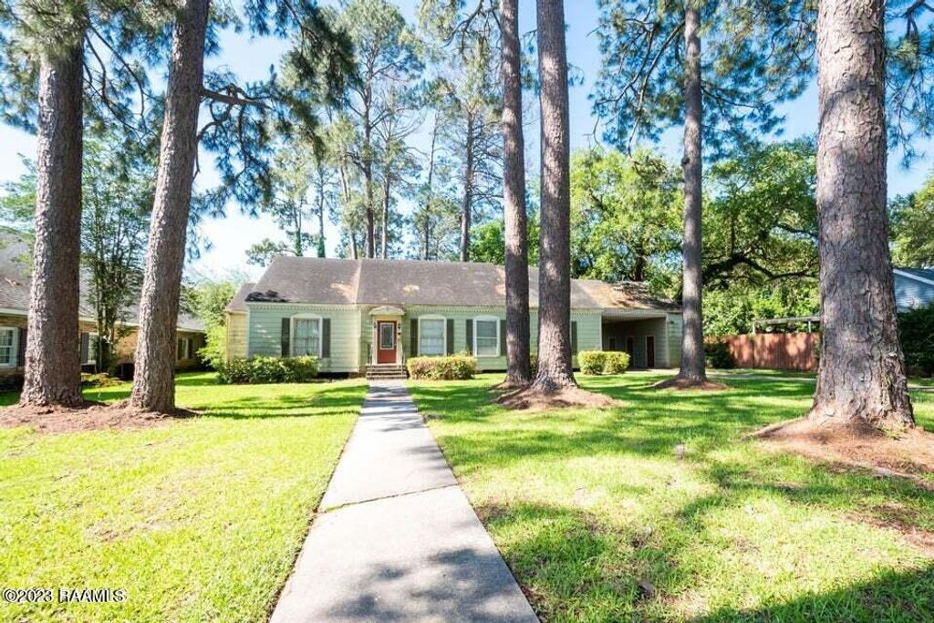 220 E Bertheaud Avenue, Opelousas, LA 70570