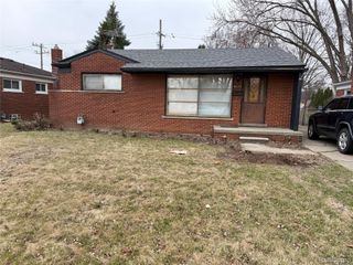 8225 Lochdale Street, Dearborn Heights, MI 48127