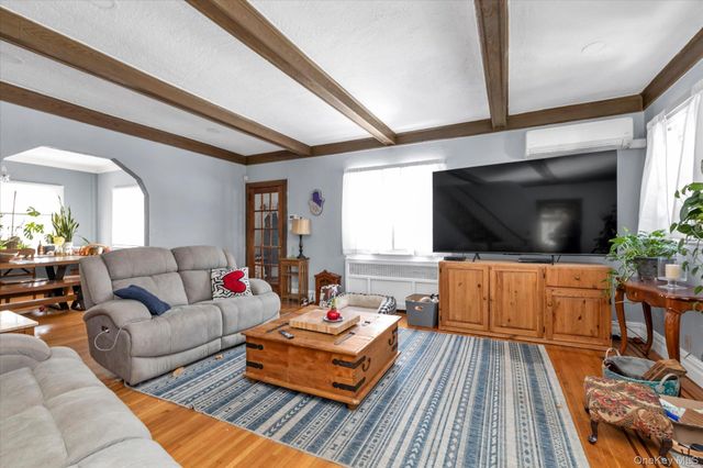 24 Yale Avenue, Hewlett, NY 11557