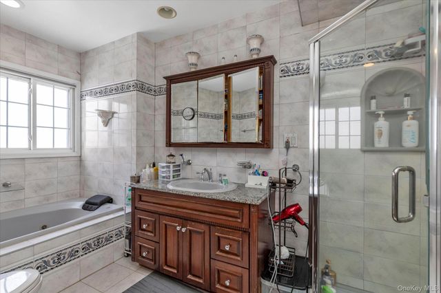 24 Yale Avenue, Hewlett, NY 11557