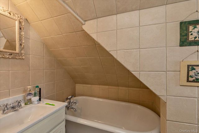 24 Yale Avenue, Hewlett, NY 11557