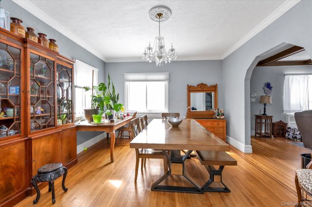 24 Yale Avenue, Hewlett, NY 11557