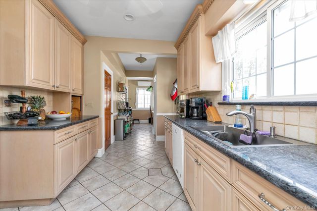 24 Yale Avenue, Hewlett, NY 11557