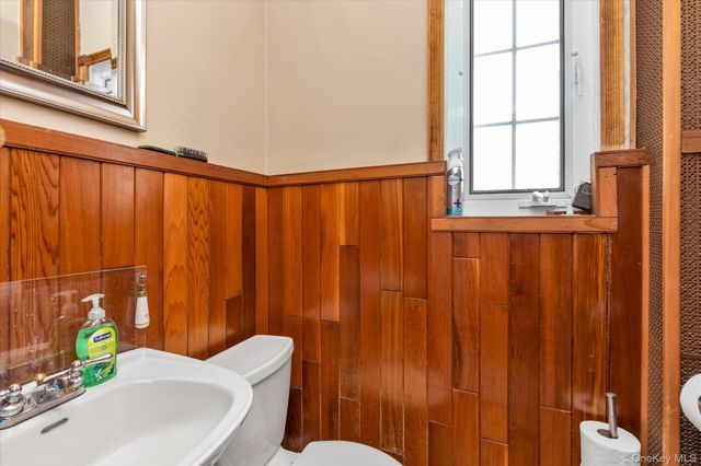 24 Yale Avenue, Hewlett, NY 11557