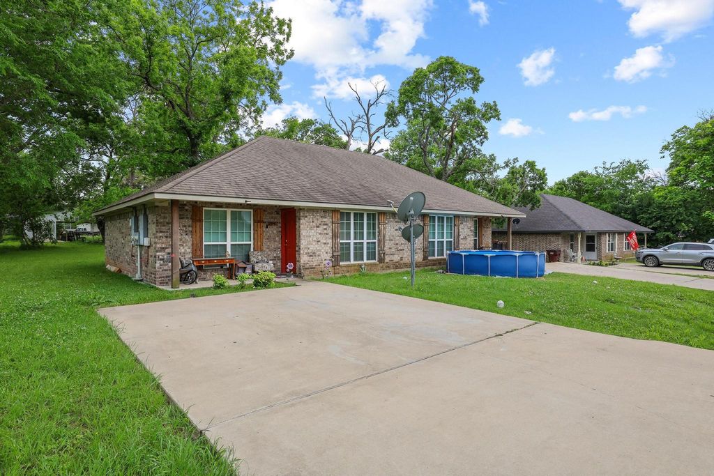 704 Seven Oaks Road, Bonham, TX 75418