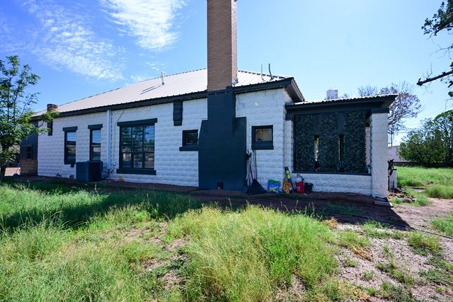 206 W 3rd St, Van Horn, TX 79855