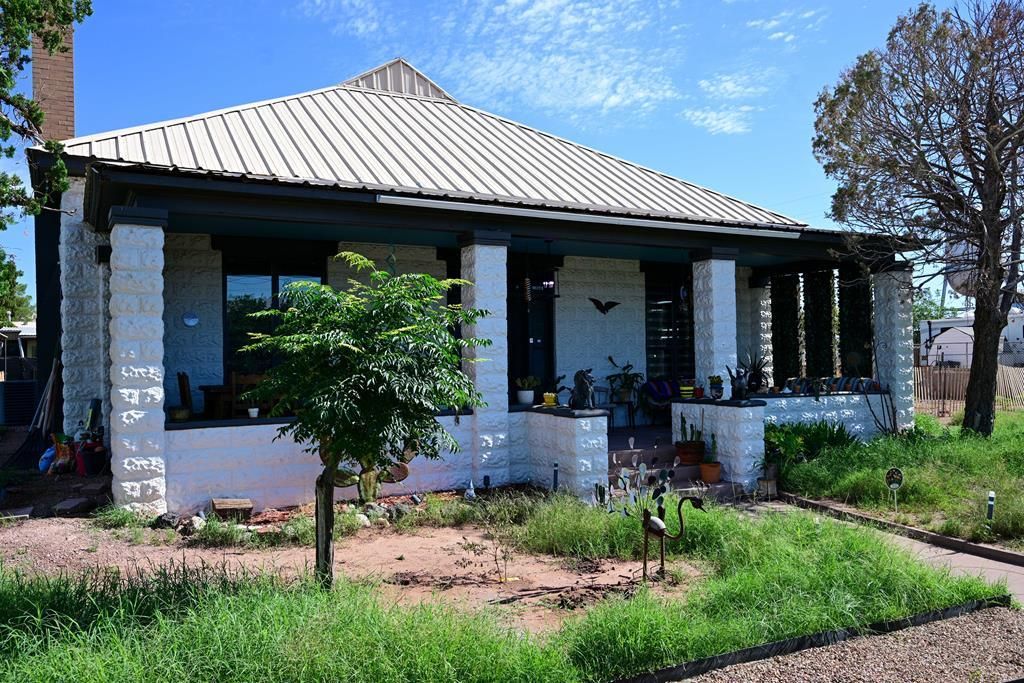 206 W 3rd St, Van Horn, TX 79855