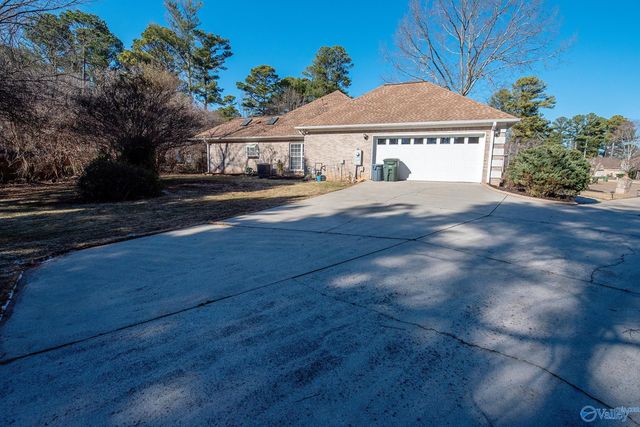 1701 Pinewood Drive NW, Huntsville, AL 35806