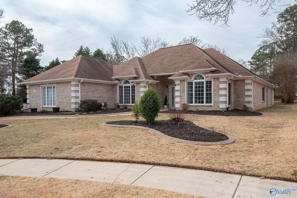 1701 Pinewood Drive NW, Huntsville, AL 35806