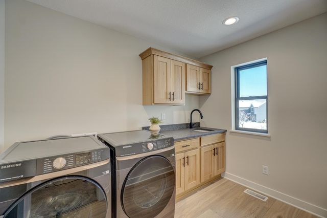 1205 Riverside Drive N, Hudson, WI 54016