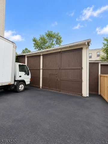 146 Leslie St, Newark City, NJ 07112