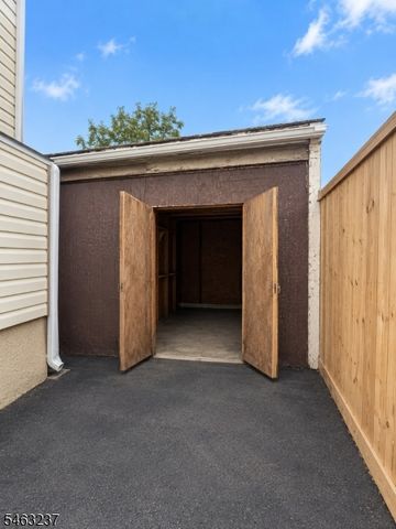 146 Leslie St, Newark City, NJ 07112
