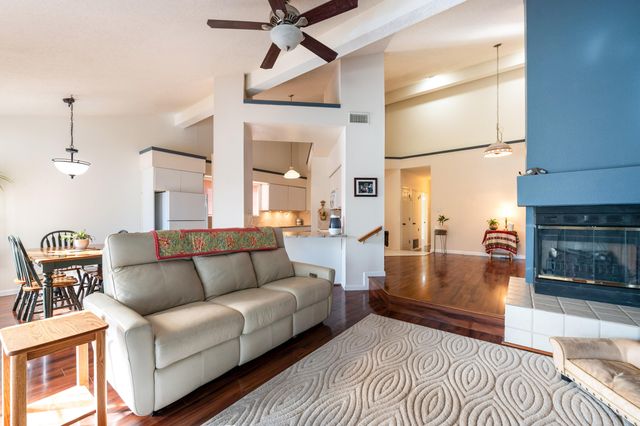 572 Eastlake Drive SE, Rio Rancho, NM 87124