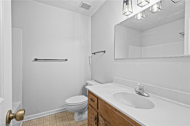 2 Scarborough DR, Hampton, VA 23666