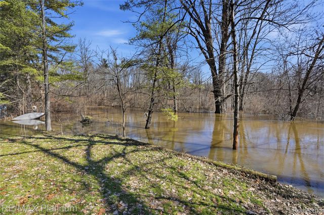 2555 E Cohoctah Road, Deerfield Township, MI 48855