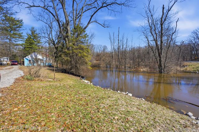 2555 E Cohoctah Road, Deerfield Township, MI 48855