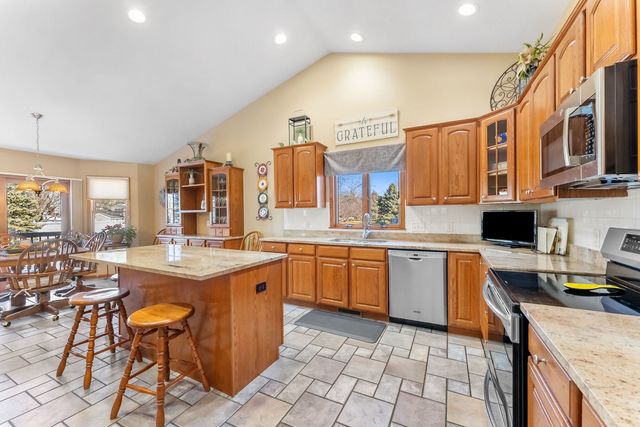 5264 TAYLOR Avenue, Bettendorf, IA 52722