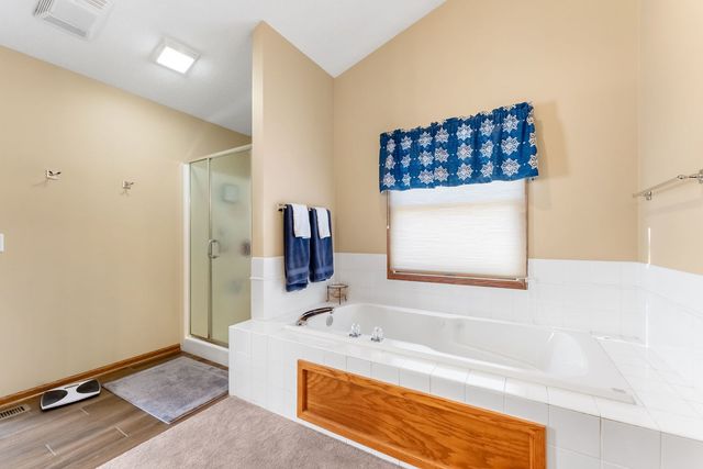 5264 TAYLOR Avenue, Bettendorf, IA 52722