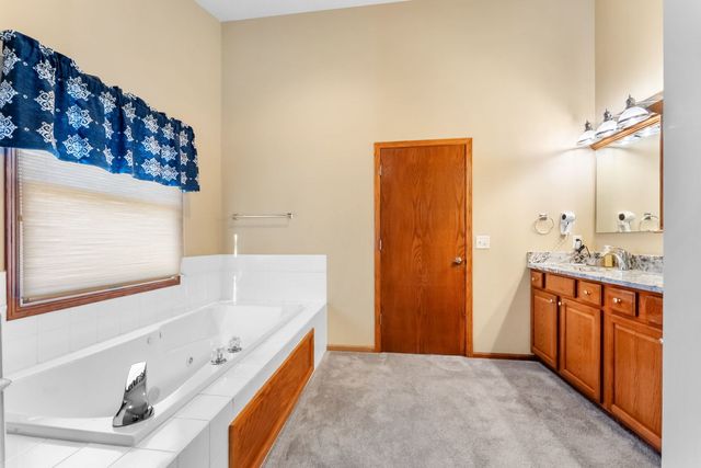 5264 TAYLOR Avenue, Bettendorf, IA 52722