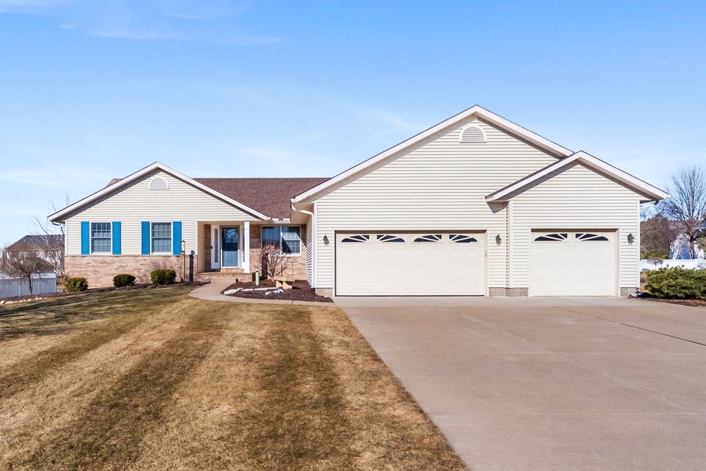 5264 TAYLOR Avenue, Bettendorf, IA 52722