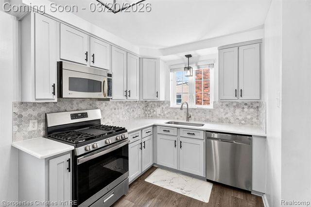 1922 Norwood Drive, Grosse Pointe Woods, MI 48236