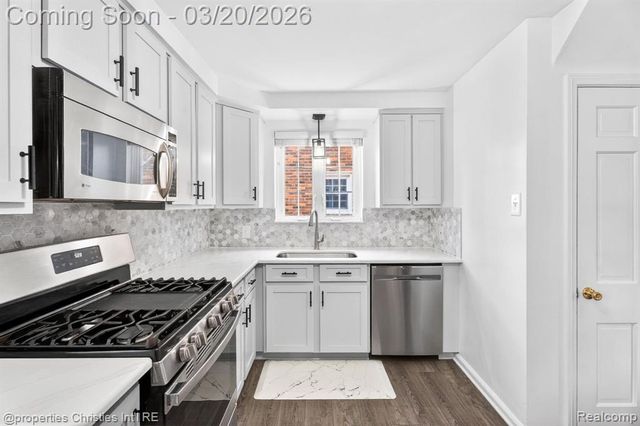 1922 Norwood Drive, Grosse Pointe Woods, MI 48236