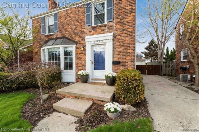 1922 Norwood Drive, Grosse Pointe Woods, MI 48236
