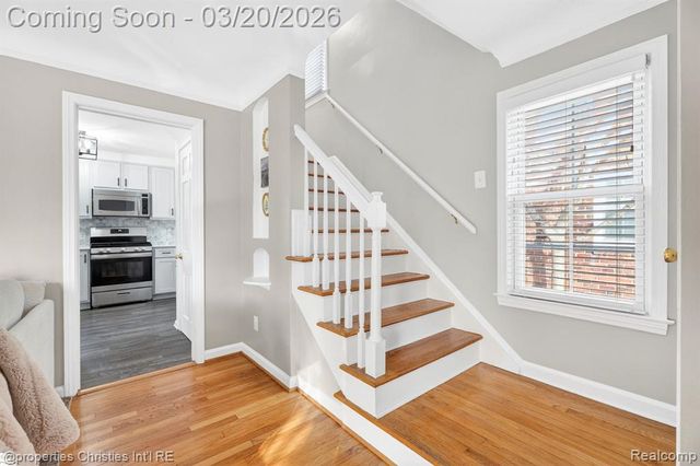 1922 Norwood Drive, Grosse Pointe Woods, MI 48236