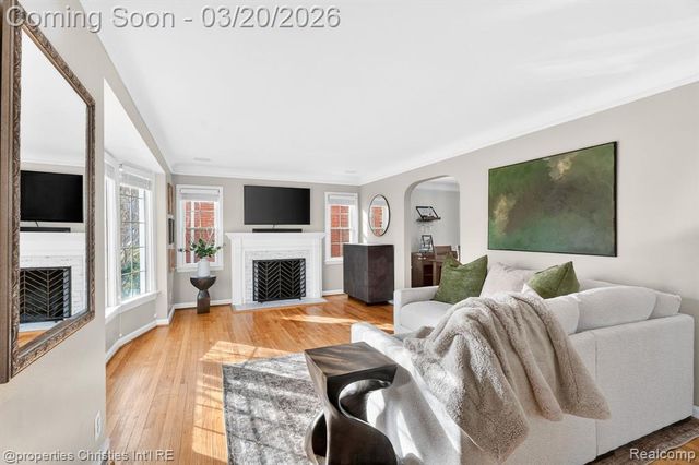 1922 Norwood Drive, Grosse Pointe Woods, MI 48236