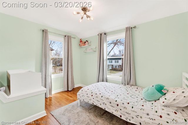 1922 Norwood Drive, Grosse Pointe Woods, MI 48236