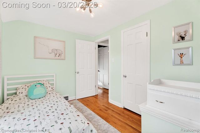 1922 Norwood Drive, Grosse Pointe Woods, MI 48236