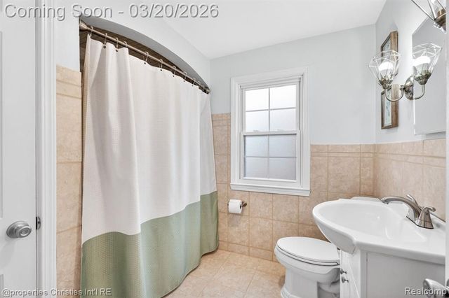 1922 Norwood Drive, Grosse Pointe Woods, MI 48236