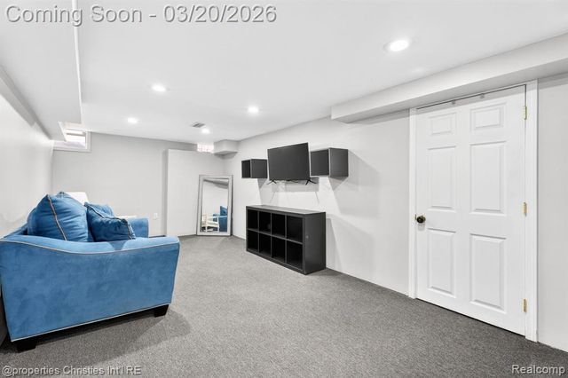 1922 Norwood Drive, Grosse Pointe Woods, MI 48236