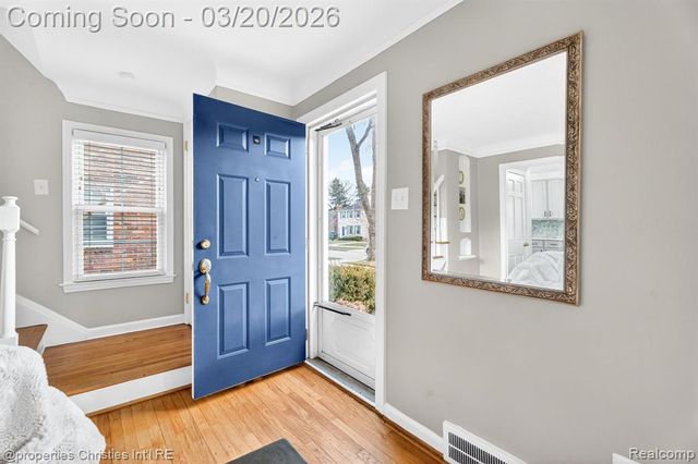 1922 Norwood Drive, Grosse Pointe Woods, MI 48236