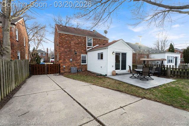 1922 Norwood Drive, Grosse Pointe Woods, MI 48236