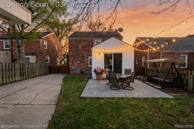 1922 Norwood Drive, Grosse Pointe Woods, MI 48236