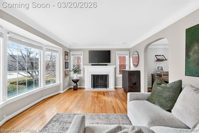 1922 Norwood Drive, Grosse Pointe Woods, MI 48236