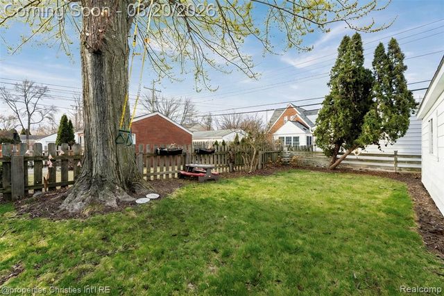 1922 Norwood Drive, Grosse Pointe Woods, MI 48236